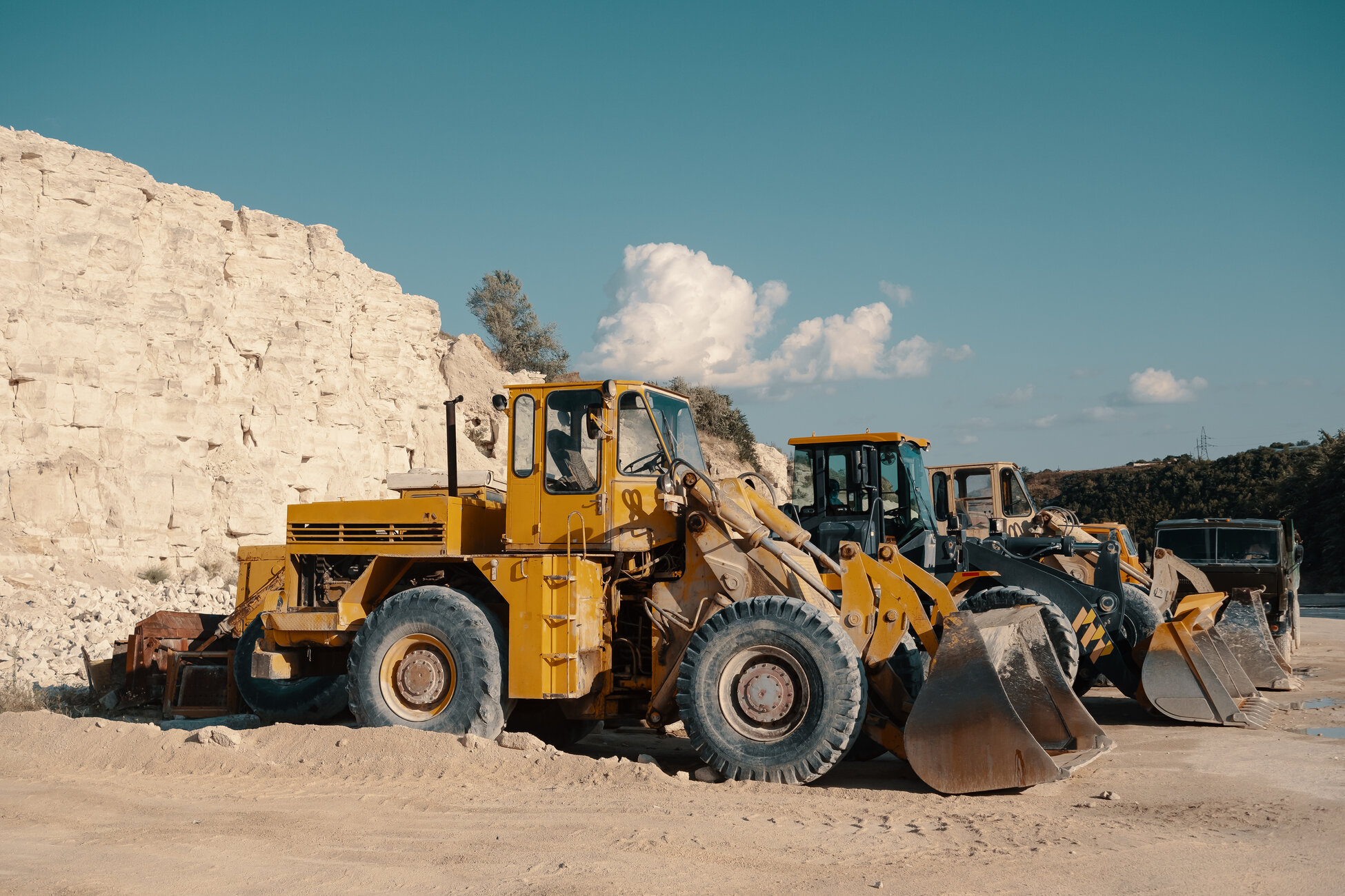 Heavy machinery in quarry Renta de maquinaria